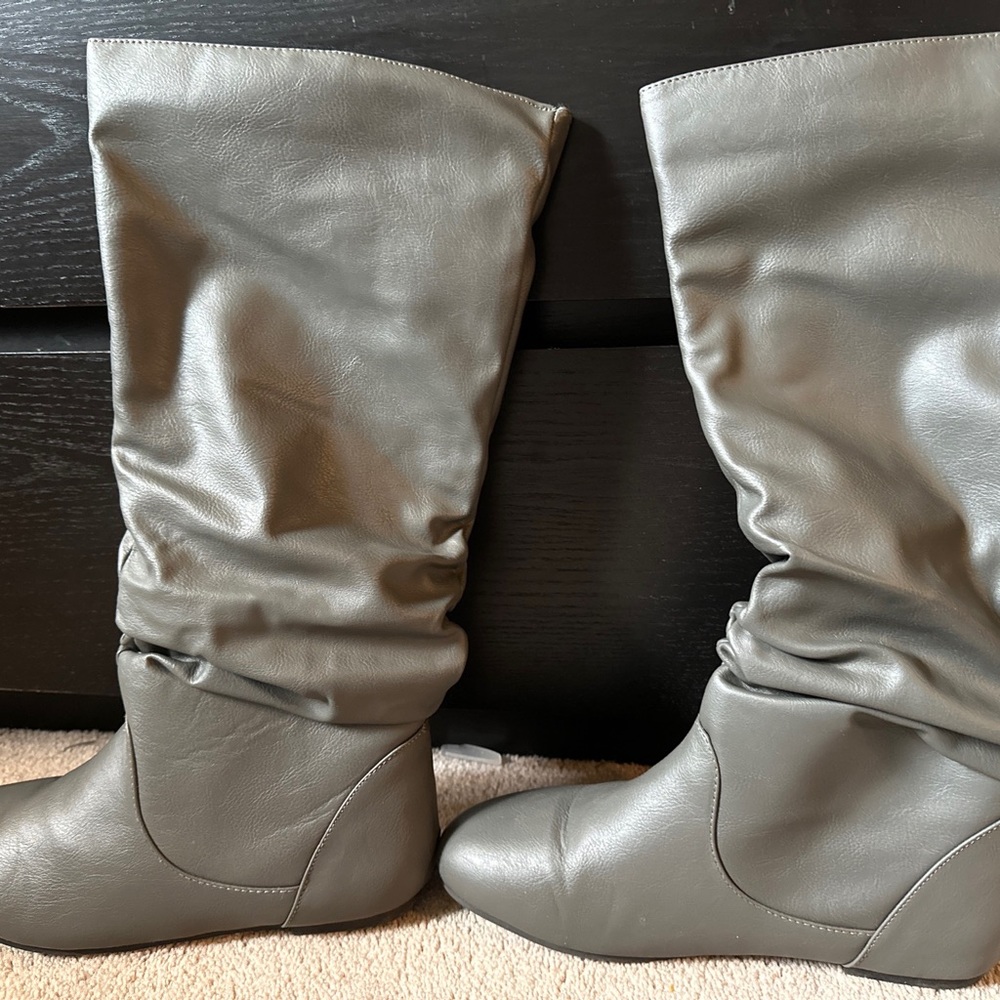 Gray NEVER WORN 8 1/2 calf boots